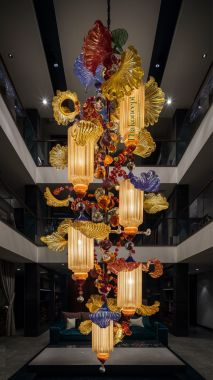 Ý TƯỞNG ĐÈN CHÙM TRANG TRÍ THÔNG TẦNG